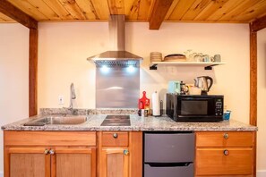 Kühlschrank, Mikrowelle, Herdplatte, Wasserkocher mit Kaffee-/Teezubehör