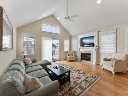 Luxury 5 bd/3.5 br AV house w/ HEATED POOL - center of town/3 blocks to beach!