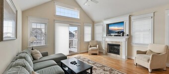 Luxury 5 bd/3.5 br AV house w/ HEATED POOL - center of town/3 blocks to beach!