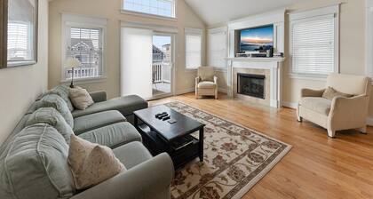 Luxury 5 bd/3.5 br AV house w/ HEATED POOL - center of town/3 blocks to beach!