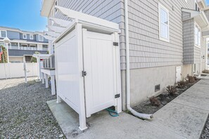 Property grounds - Luxury 5-bdrm AV house WITH NEW POOL - in center of town/5 min walk to beach! (Avalon)