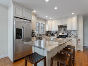 Microwave, oven, stovetop, dishwasher - Luxury 5-bdrm AV house WITH NEW POOL - in center of town/5 min walk to beach! (Avalon)