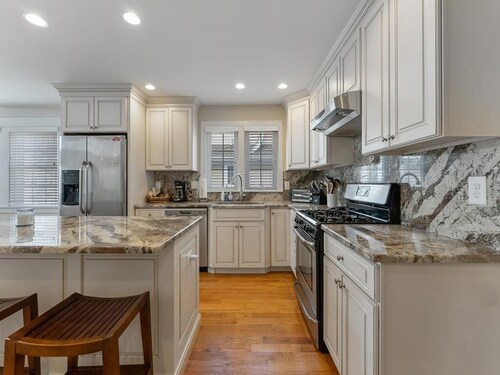 Luxury 5-bdrm AV house WITH NEW POOL - in center of town/5 min walk to beach!