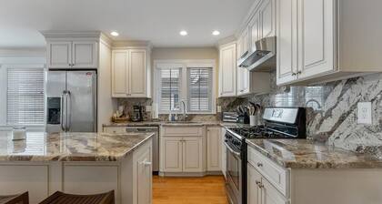 Luxury 5-bdrm AV house WITH NEW POOL - in center of town/5 min walk to beach!