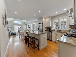 Micro-ondes, four, plaque de cuisson, lave-vaisselle