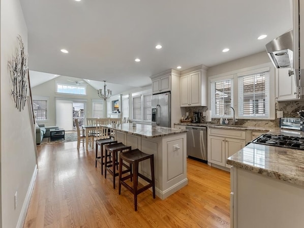 Micro-ondes, four, plaque de cuisson, lave-vaisselle