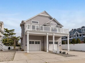 Exterior - Luxury 5-bdrm AV house WITH NEW POOL - in center of town/5 min walk to beach! (Avalon)