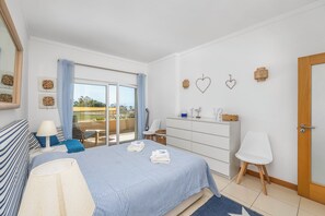 1 slaapkamer, een kluis op de kamer, een strijkplank/strijkijzer