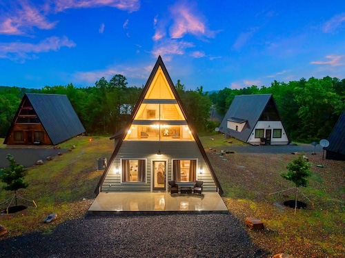 The GetAway l Cozy A-Frame l Firepit-Hot Tub-Arcade Game-Family & Pet Friendly