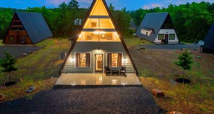The GetAway l Cozy A-Frame l Firepit-Hot Tub-Arcade Game-Family & Pet Friendly