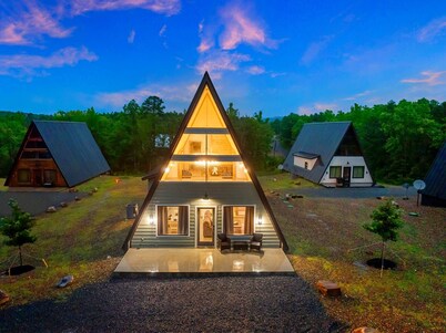 The GetAway l Cozy A-Frame l Firepit-Hot Tub-Arcade Game-Family & Pet Friendly
