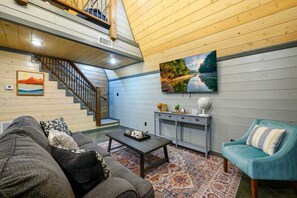 Smart TV, books - The GetAway l Cozy A-Frame l Firepit-Hot Tub-Arcade Game-Family & Pet Friendly (Broken Bow)