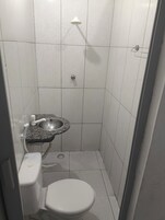 Suíte conforto, 1 quarto | Banheiro | Chuveiro/banheira combinados, toalhas de banho, sabonete 