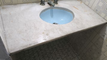 Bañera con ducha, toallas, jabón, papel higiénico