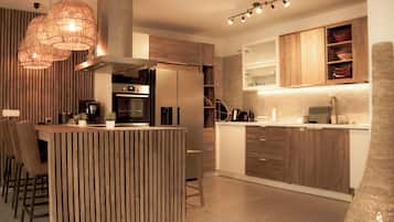 Frigorífico, microondas, horno y placa de cocina