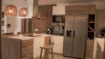 Réfrigérateur, micro-ondes, four, plaque de cuisson