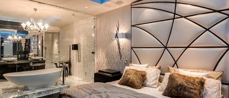 5 bedrooms, in-room safe, desk, iron/ironing board