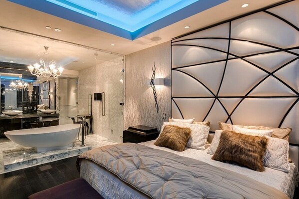 5 bedrooms, in-room safe, desk, iron/ironing board