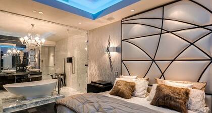 Sizzling in Las Vegas: Your 5-Bedroom Paradise!