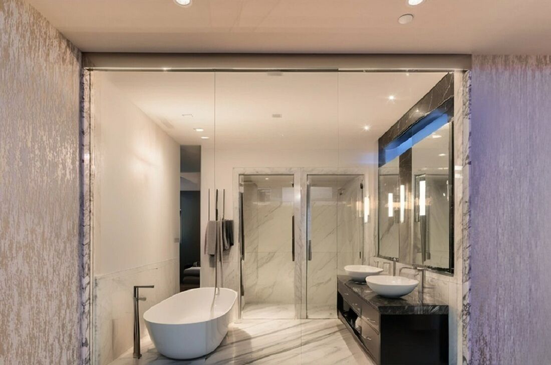 Secadora de cabello, bidet, toallas, jabón 