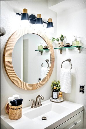 Sèche-cheveux, serviettes fournies, savon, papier toilette