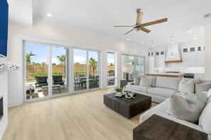 Una televisión, una biblioteca de música