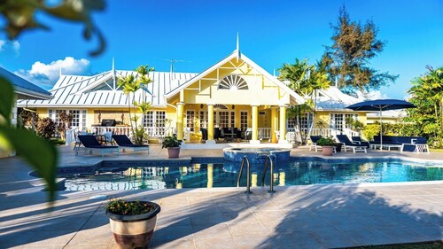 Charming 4-bedroom villa with AC and WiFi in the gated community.