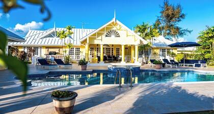 Charming 4-bedroom villa with AC and WiFi in the gated community.