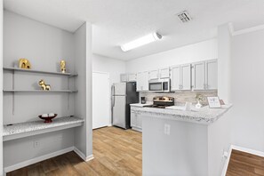 Fridge, microwave, oven, stovetop - Luxary 2 bedroom Apartment in Mobile,Al (Mobile)