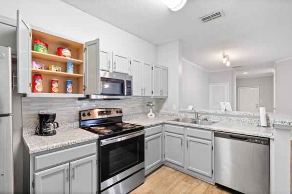 Fridge, microwave, oven, stovetop - Luxary 2 bedroom Apartment in Mobile,Al (Mobile)