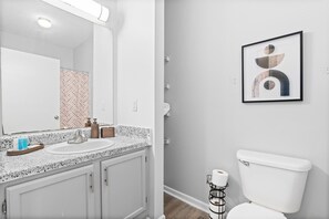 Towels, soap, shampoo, toilet paper - Luxary 2 bedroom Apartment in Mobile,Al (Mobile)