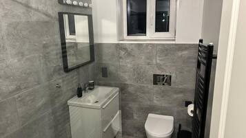 Haartrockner, Handtücher, Seife, Toilettenpapier