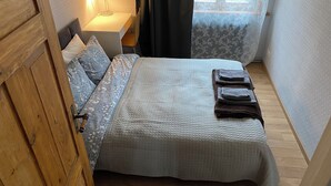 2 soverom, skrivebord, strykejern/-brett og wi-fi