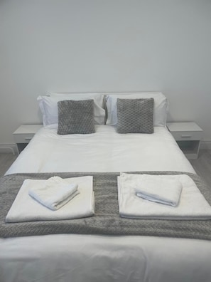 5 bedrooms, iron/ironing board, WiFi, bed sheets