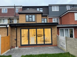 تناول الطعام بالخارج