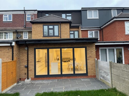 5 Bedroom Modern and Spacious House in London