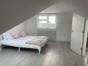 5 bedrooms, iron/ironing board, WiFi, bed sheets
