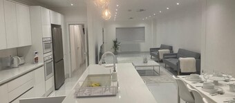 5 Bedroom Modern and Spacious House in London