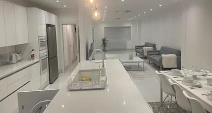 5 Bedroom Modern and Spacious House in London