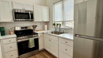 Kjøleskap, mikrobølgeovn, ovn og kokeplater