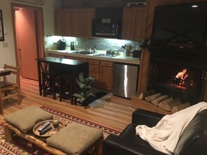 Smart TV, fireplace - Golf course condo, 10 min to Torch Lake, w/pool, hot tub and sauna! (Mancelona)