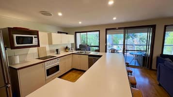 冷蔵庫、電子レンジ、オーブン、コンロ