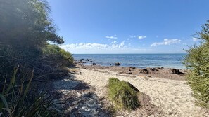 On the beach - Dunsborough Delight – Spacious Beachside Retreat in Old Dunsborough (Dunsborough)