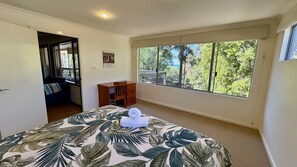 5 bedrooms, iron/ironing board, travel crib, bed sheets - Dunsborough Delight – Spacious Beachside Retreat in Old Dunsborough (Dunsborough)