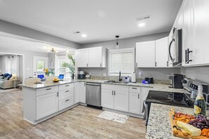 Fridge, microwave, oven, stovetop - Near Downtown, 3 Bed 3 Bath, 2 EnSuite, FirePit, Fenced Yard Great for Pets (Greenville)