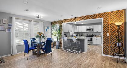 Near Downtown, 3 Bed 3 Bath, 2 EnSuite, FirePit, Fenced Yard Great for Pets