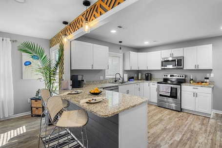 Fridge, microwave, oven, stovetop. Near Downtown, 3 Bed 3 Bath, 2 EnSuite, FirePit, Fenced Yard Great for Pets