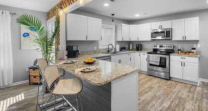 Near Downtown, 3 Bed 3 Bath, 2 EnSuite, FirePit, Fenced Yard Great for Pets