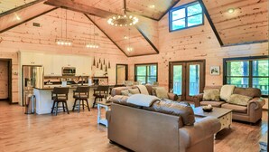 Interior - Open concept, 4 bd/4bath cabin in the woods, sleeps 12. Great location! (Broken Bow)