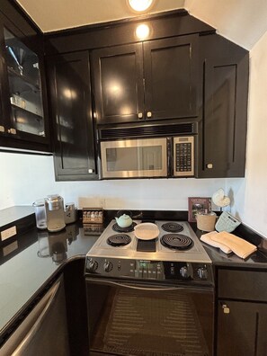 Réfrigérateur, four à micro-ondes, un four, surface de cuisson